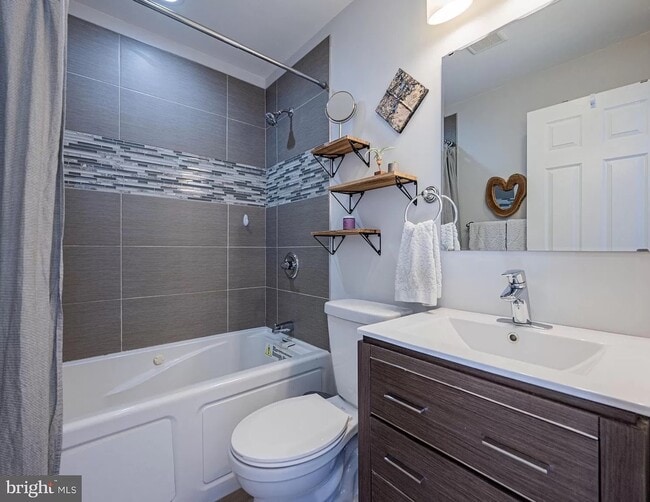 Ensuite Bedroom - 217 S Regester St