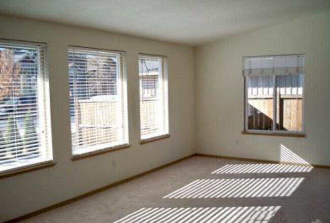 Building Photo - Spacious Westside 3-Bdrm + office & fenced yard!