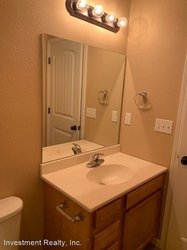 Building Photo - 119 Edna St