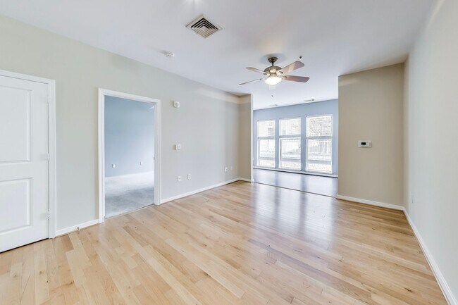 Building Photo - Luxury 1BD/1BA condo steps to SS METRO