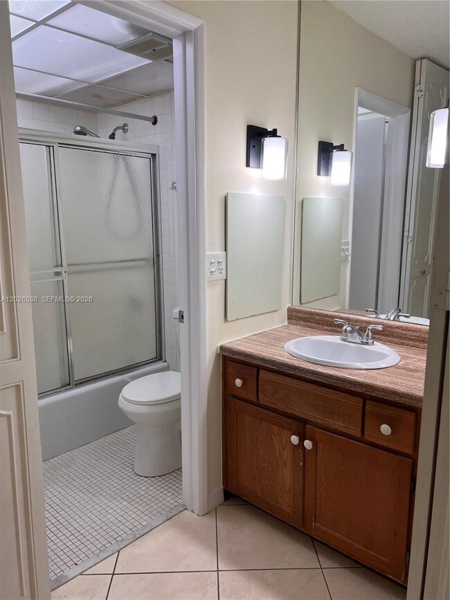 Building Photo - 3760 Inverrary Dr