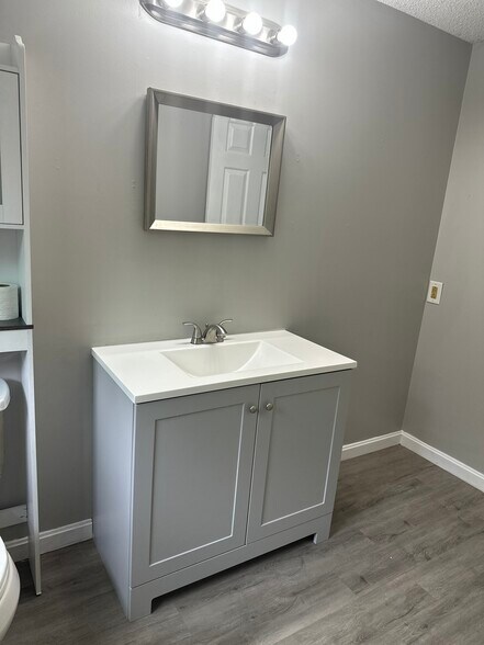 Building Photo - 8 Cornerbrook Cir