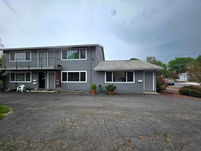 Building Photo - 256 Powell St E