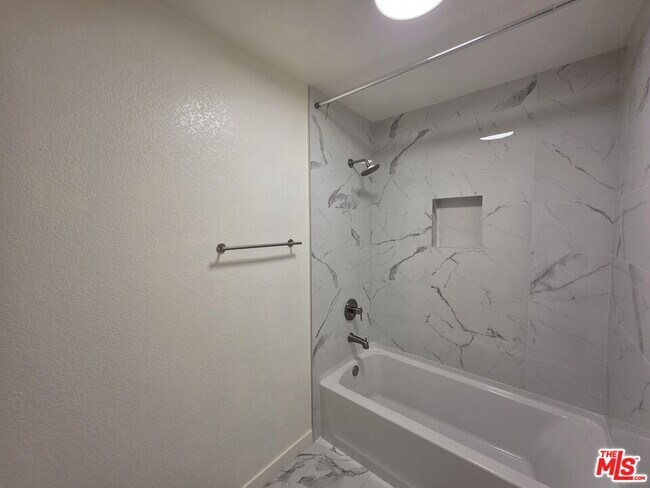 Building Photo - 912 N Ridgewood Pl