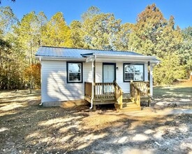 Building Photo - Updated 2-bedroom home close to Farmville