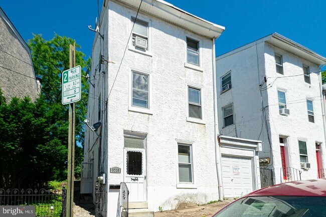 Building Photo - 3719 Calumet St