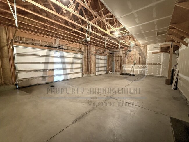 Building Photo - Spacious Home With Stunning Sunset Views