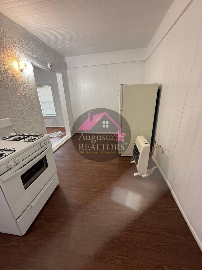 Building Photo - Large one bedroom near ACU