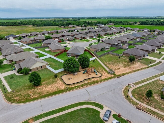 Building Photo - Welcome Home! This beautiful 3 bed home in...