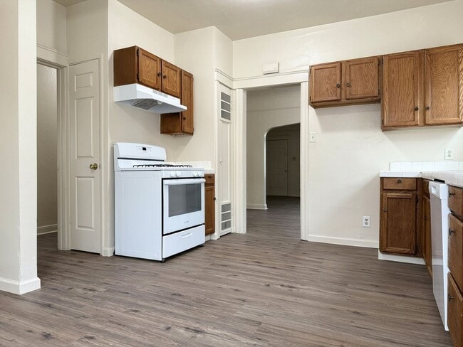 Building Photo - Endearing 3/1 Available!