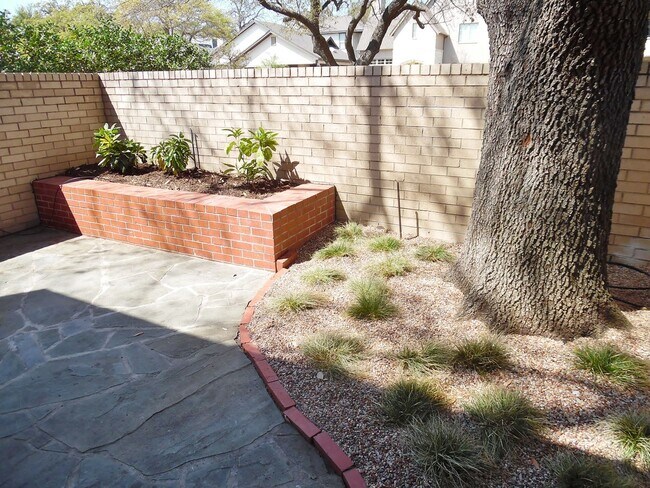 Building Photo - Wonderfully Remodeled Duplex Near River Cr...