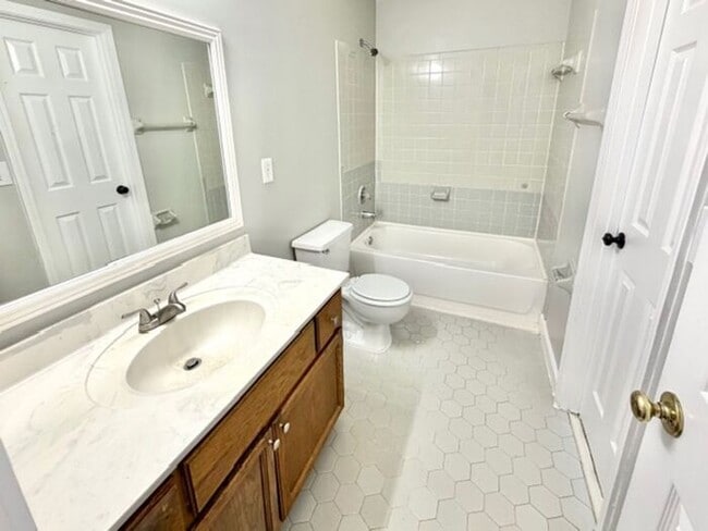 Building Photo - Available Now 5 Bedroom 2 Bath Home In Memphis