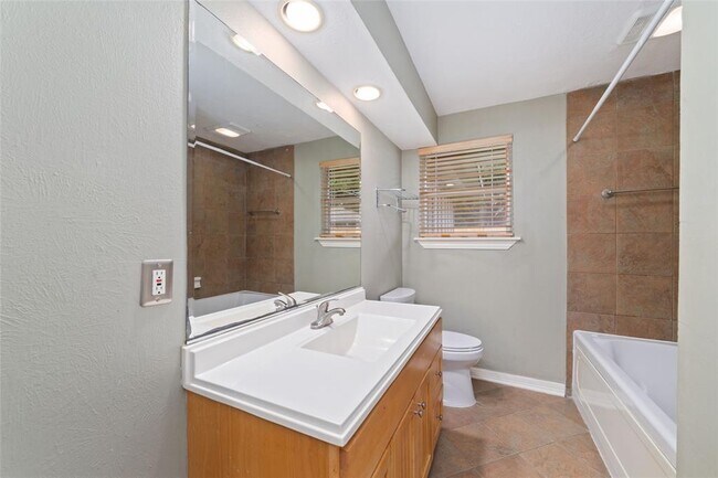 Building Photo - 4118 Donna Lynn Dr