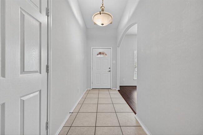 Building Photo - 6927 Great Oaks Shadow Dr