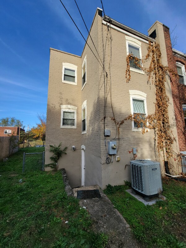 Building Photo - 815 Stoll St