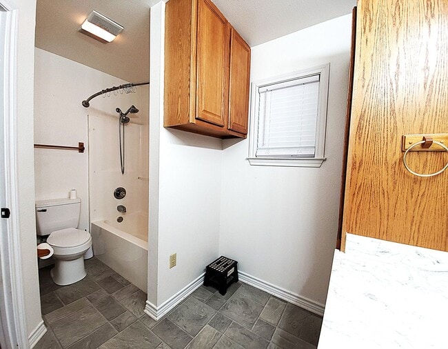 Building Photo - Welcome to this charming 2 bedroom, 2 bathroom home in Henderson, Texas!