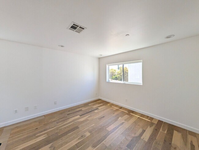 Building Photo - 4260 Laurel Canyon Blvd