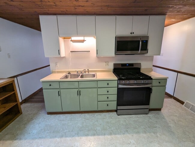 Building Photo - COMING SOON 2 Bedroom 1.5 Bathroom Single ...