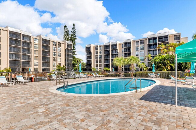 Building Photo - 7 Royal Palm Way