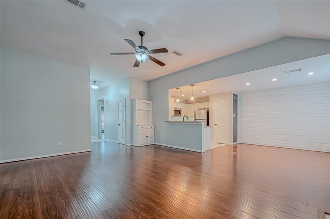 Building Photo - 7135 Woodland Oaks