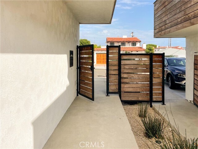 Building Photo - 206 Avenida Victoria
