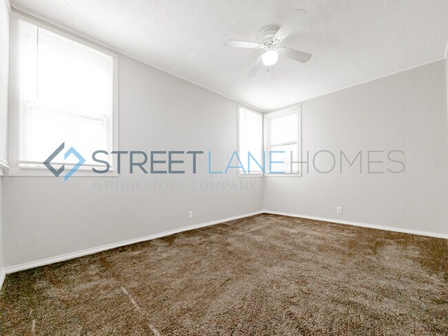 Building Photo - REDUCED!