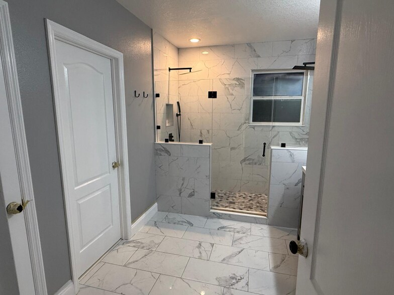 Building Photo - 1806 Sereno Dr