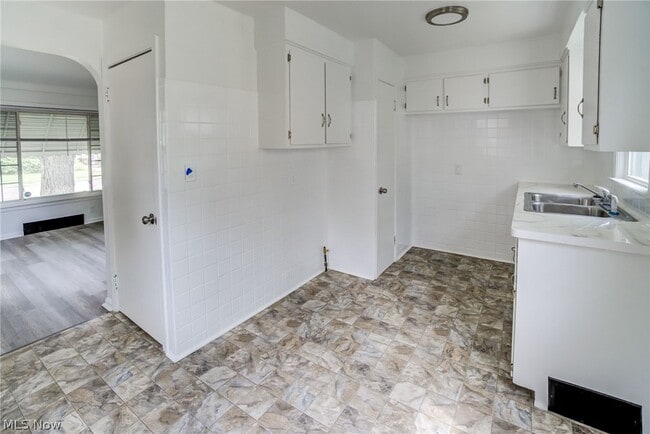 Building Photo - 1343 Victory Dr