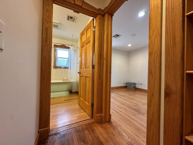 Building Photo - 2833 Kent Dr