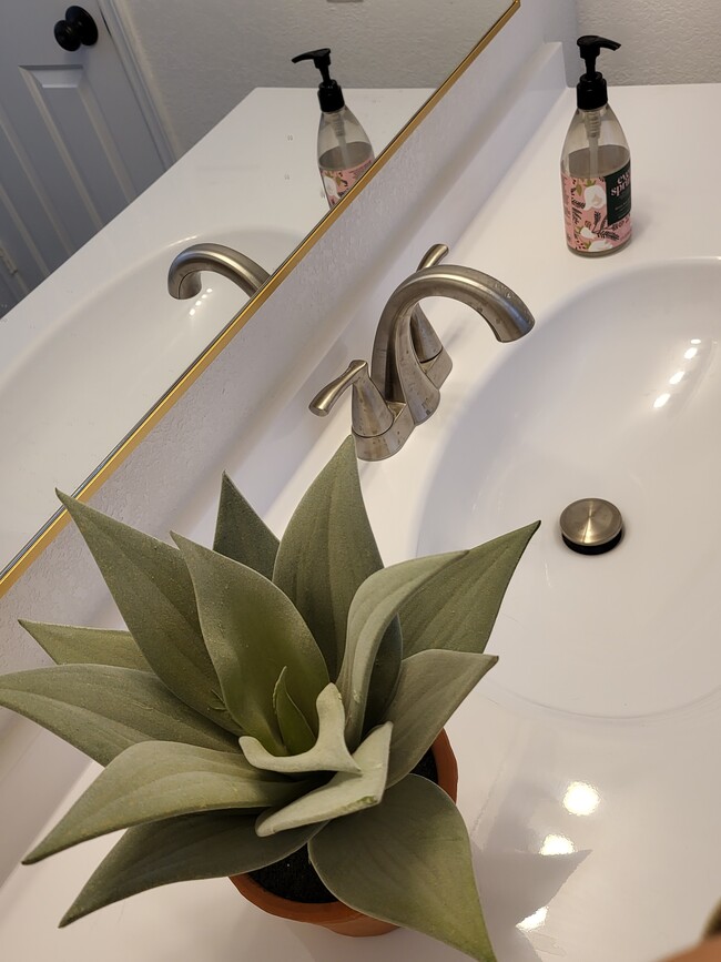 Building Photo - 1211 N Miller Rd