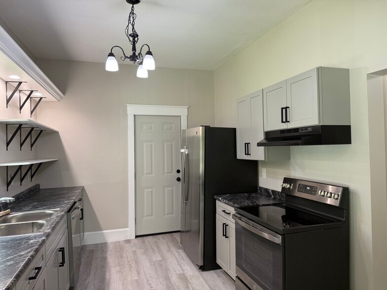 Kitchen - 713 N Chamberlain Ave