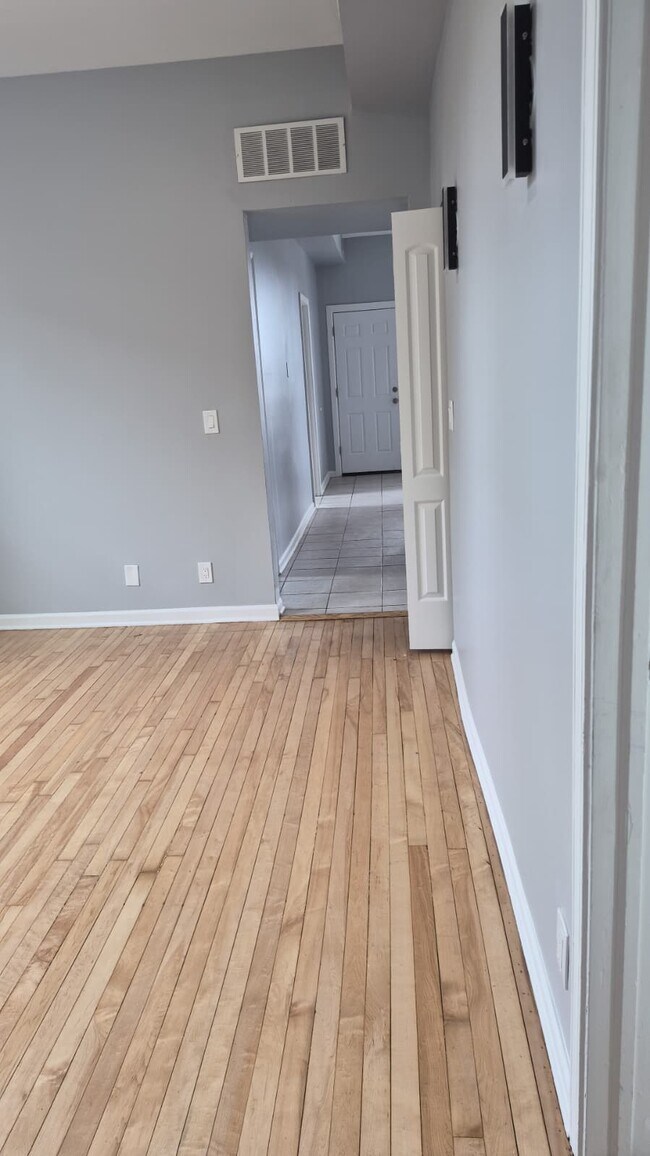 Building Photo - 1555 S Millard Ave