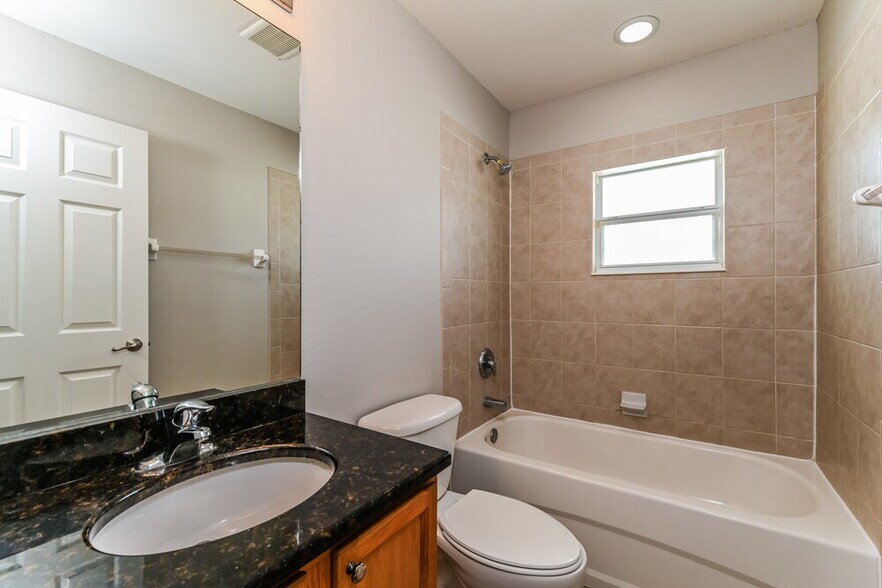 Building Photo - 917 Hillcrest Ave