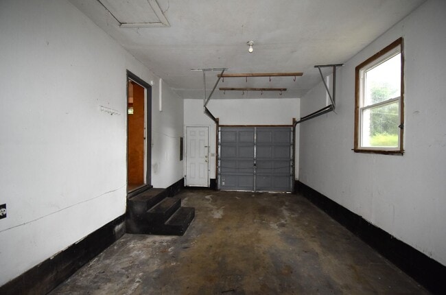 Building Photo - 3 Bedroom Home For Rent Near Post!