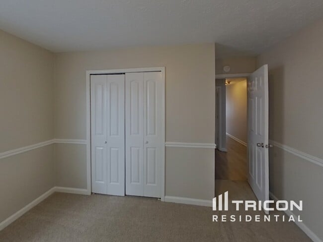 Building Photo - 406 Village Cir