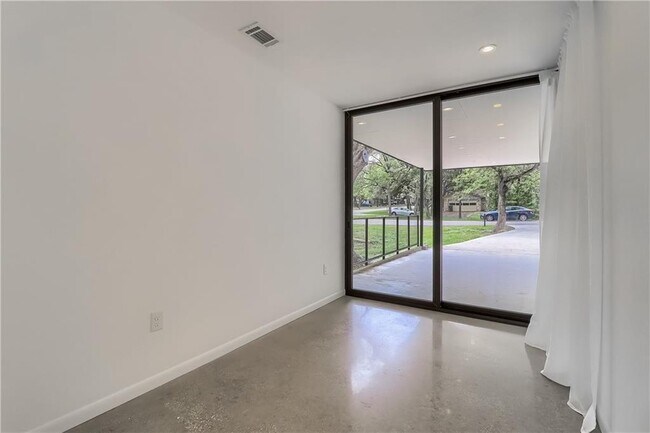 Building Photo - 9400 Shady Oaks Dr