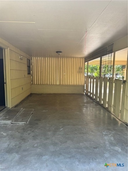 Building Photo - 902 Fern Ln