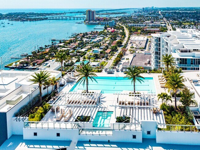 Building Photo - 220 Lake Shore Dr