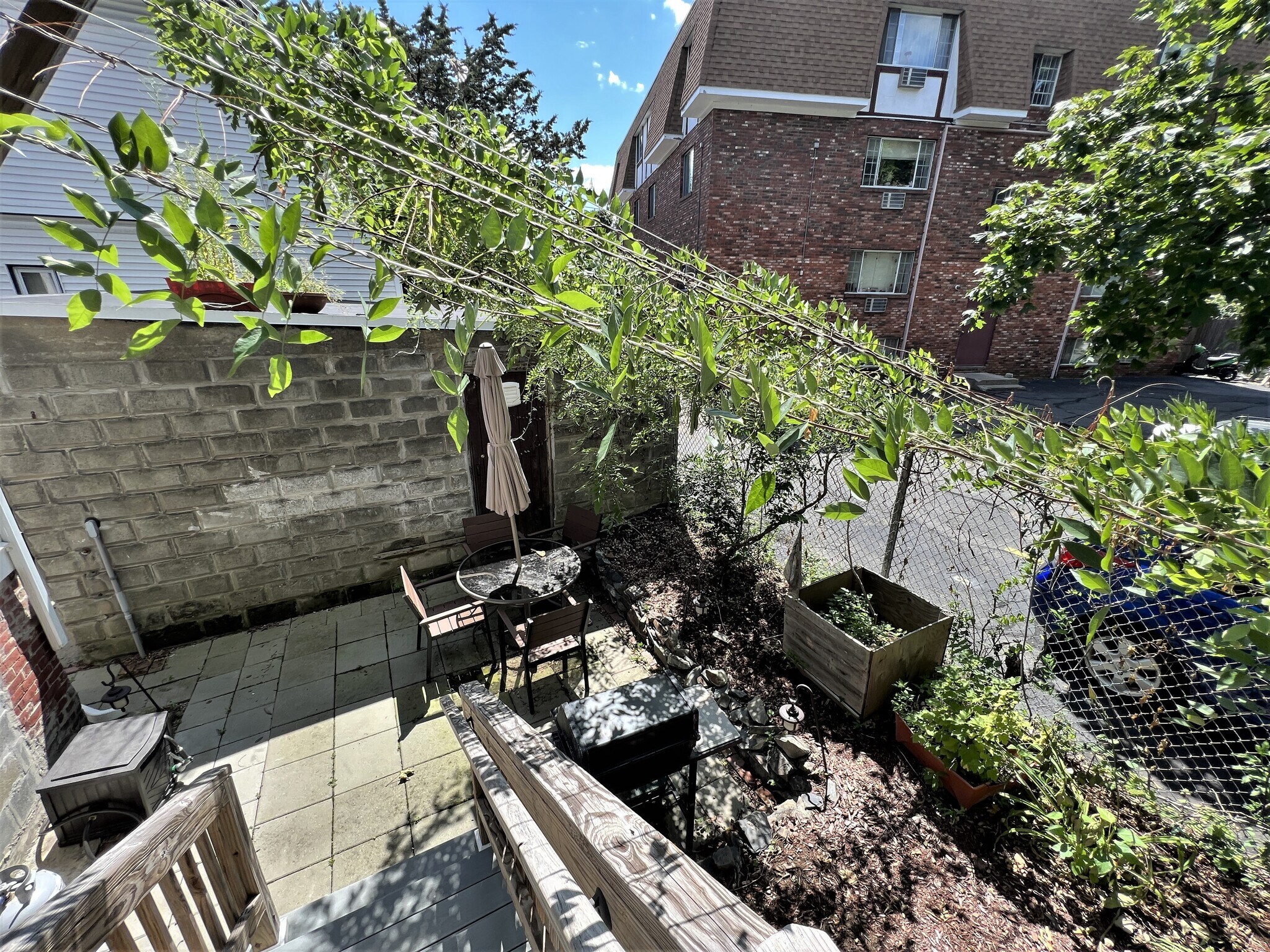 Building Photo - 10 Linden Ave