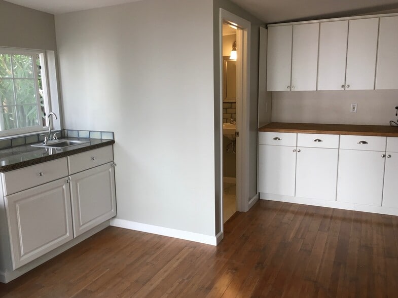 Kitchenette - 1158 Hi Point St