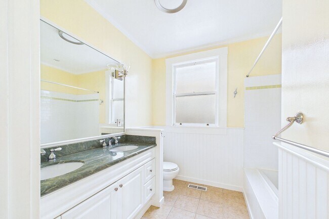 Building Photo - 924 Clayton St