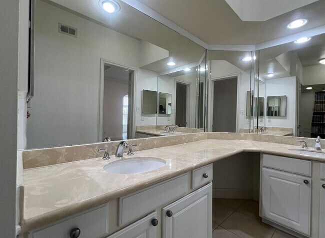 Building Photo - ** Get $500 off your move-in costs! Valid for new leases with a start date in 2025 **