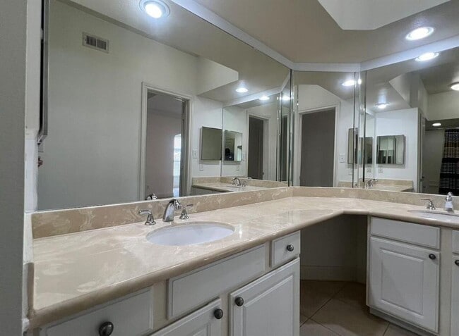 Building Photo - DEAL!! Get $500 off your move-in costs! Valid for new leases with a start date on or before Decem...