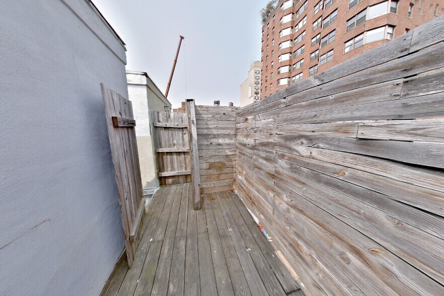 Building Photo - 206 E 83rd St