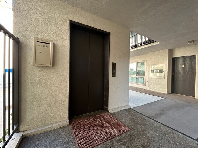 Building Photo - Fox Hills 2 Bd Condo *$500.00 Off First Month's Rent!*
