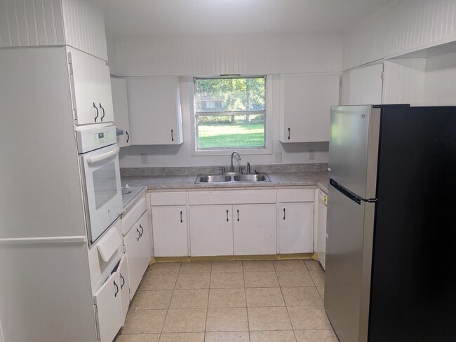 Building Photo - 3941 Broadmoor Dr