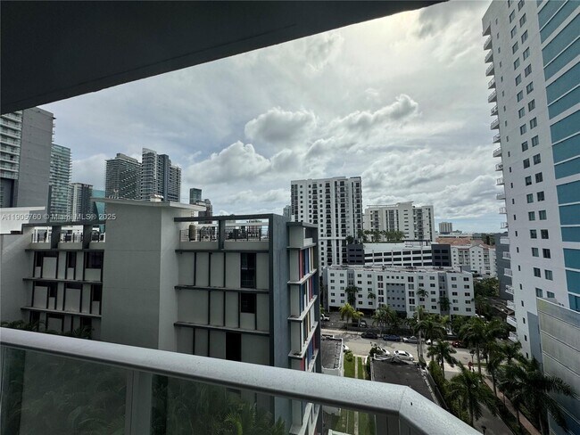 Building Photo - 1010 SW 2nd Ave