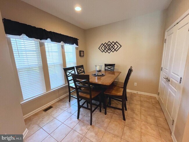 Building Photo - 615 Prizer Ct