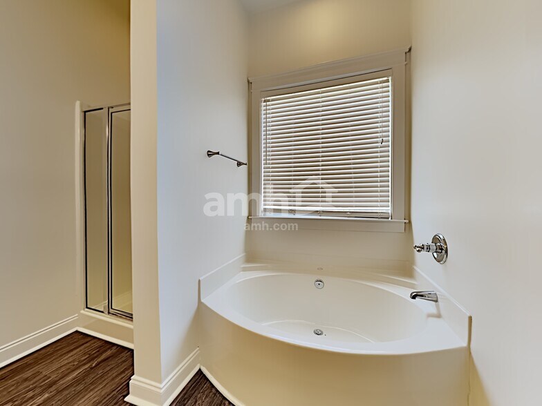 Building Photo - 206 Hydrangea St