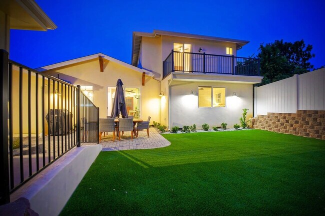 Building Photo - 541 San Dieguito Dr